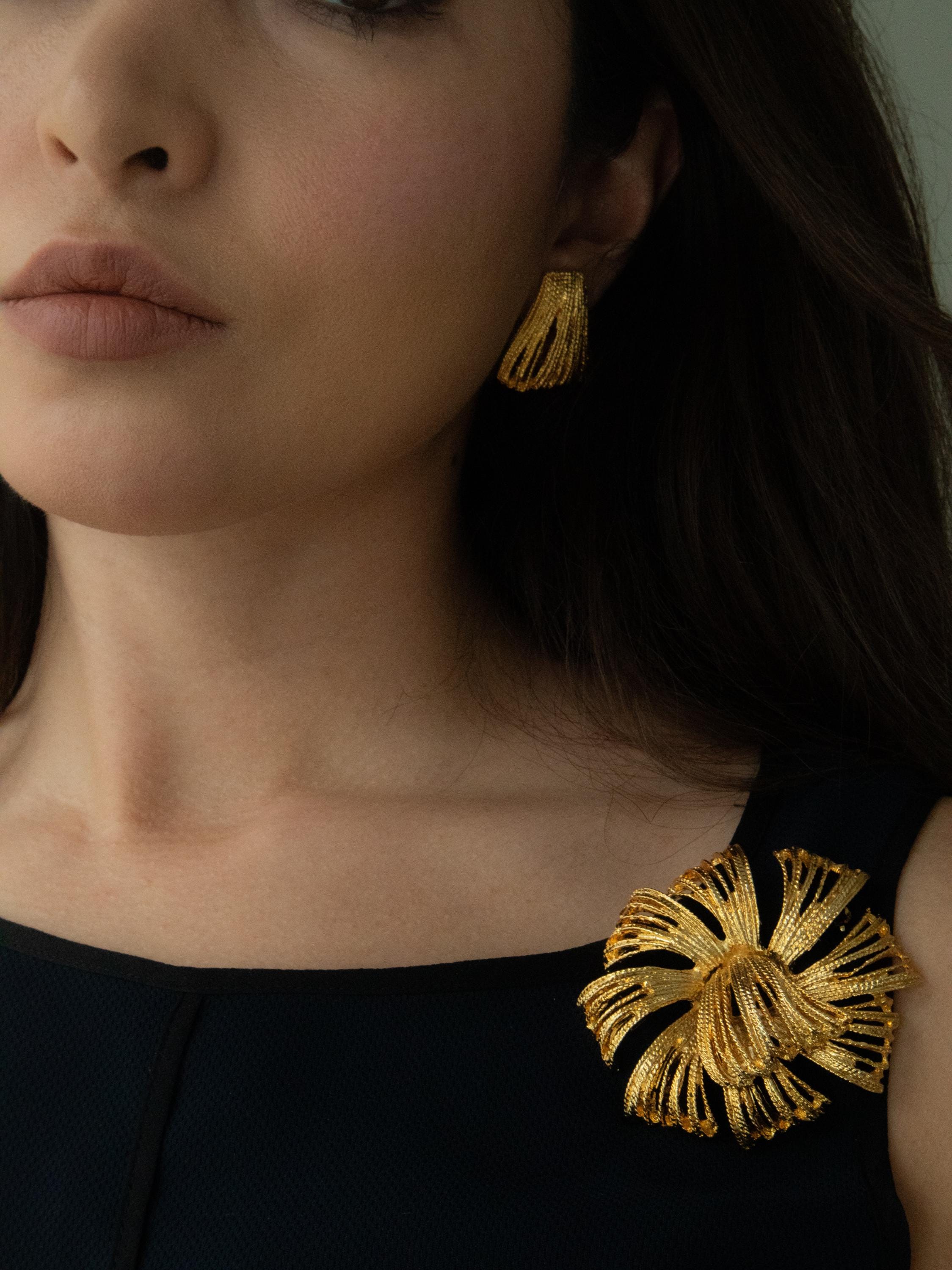 PREMIERE Vintage Gold Tone Flower Brooch and Leaf Clip-On Earrings Set